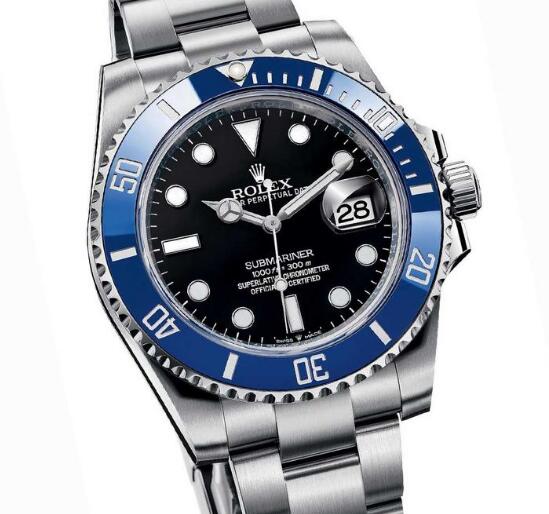 The blue bezel with black dial is striking and impressive.