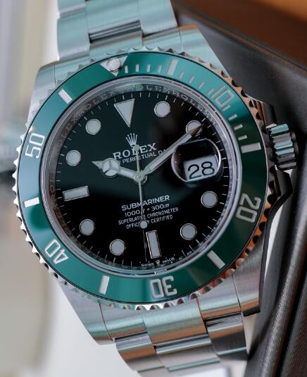 The green bezel endows the replica timepiece with eye-catching appearance.