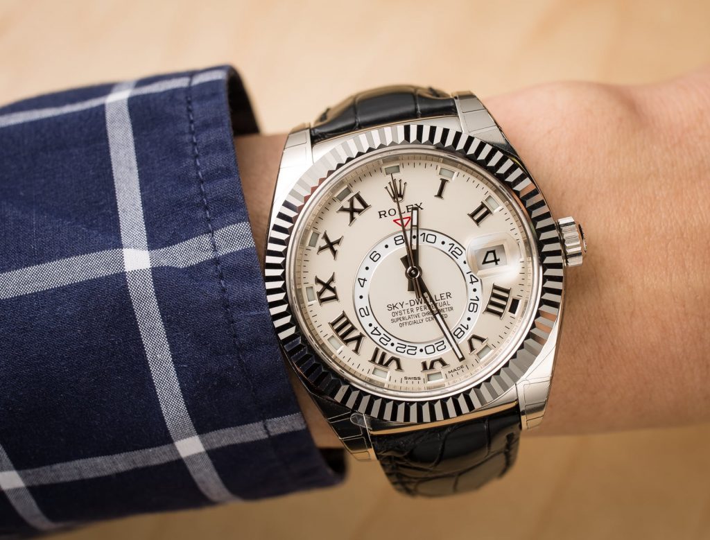 The 18ct white gold fake watch has silvery dial.