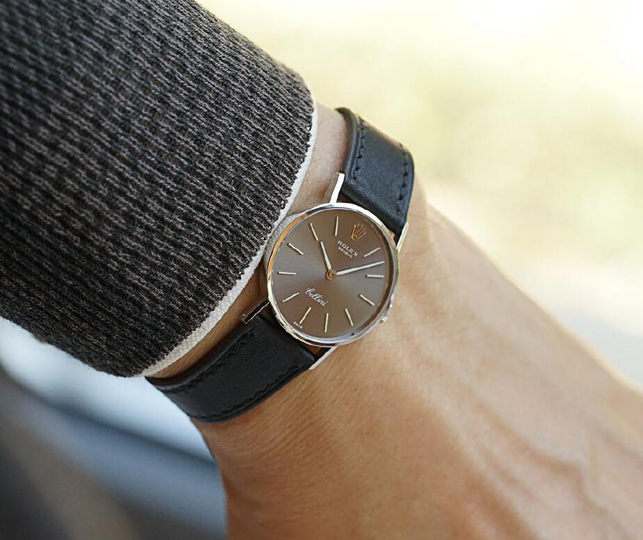 Swiss reproduction watches keep charming effect with grey color.